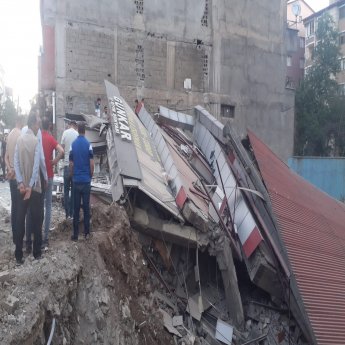Tatvan'da hasar gören bina çöktü 