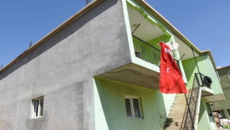 Bitlis şehidinin baba evine Türk Bayrağı asıldı