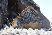 Bitlis’te dev kaya blokları karayoluna düştü
