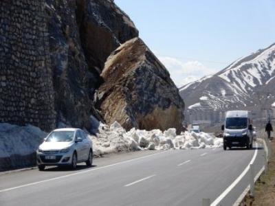 Bitlis’te dev kaya blokları karayoluna düştü