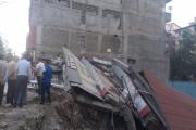 Tatvan'da hasar gören bina çöktü 