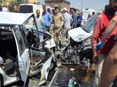  - Ahlat’ta 3 aracın karıştığı kazada 8 kişi yaralandı