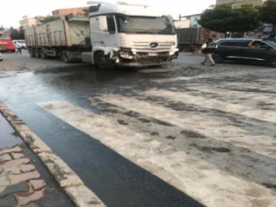 Bitlis'te freni boşalan tır, 8 aracı kullanılmaz hale getirdi