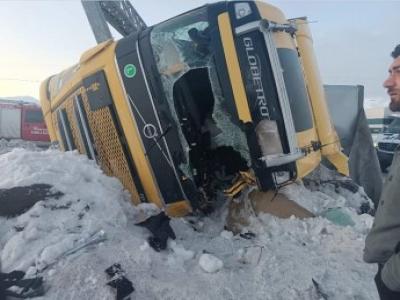  Bitlis’te iki tır devrildi, 1 kişi yaralandı