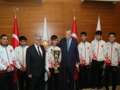 Cumhurbaşkanı Erdoğan, Bitlisli şampiyon sporcularla buluştu