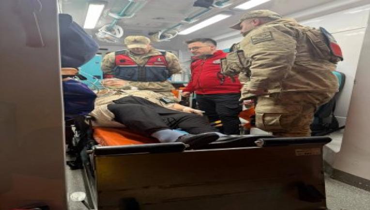 Güroymak'ta tipi ve kara meydan okuyan sağlık ekipleri,  hastayı kurtardı